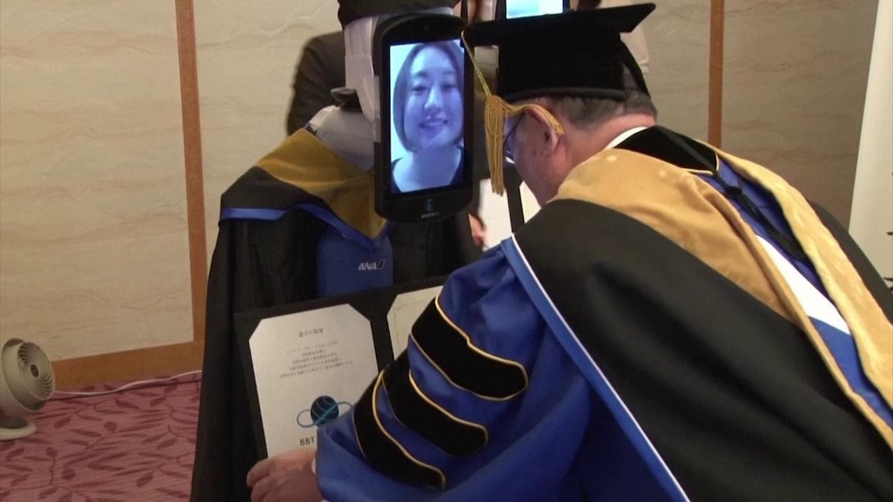 Coronavirus, gli studenti non possono ritirare il diploma di laurea: a Tokyo per loro lo fanno gli avatar