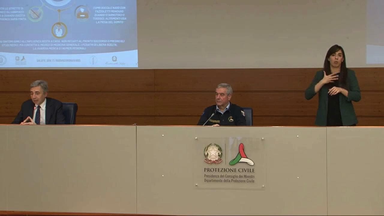 Coronavirus, l'esperto: "Le mascherine non rendono invincibili, igiene e distanziamento più efficaci"