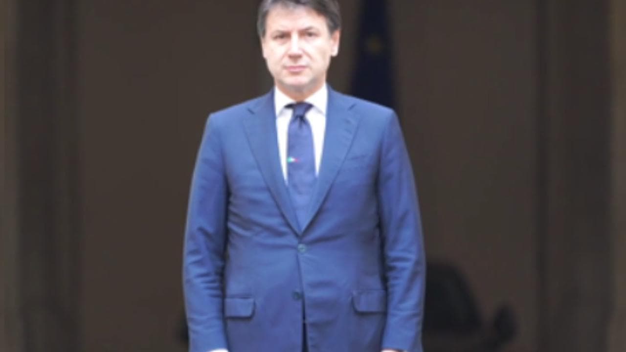 Coronavirus, Conte in piazza per l'omaggio all'agente della scorta: il silenzio e poi le sirene della polizia