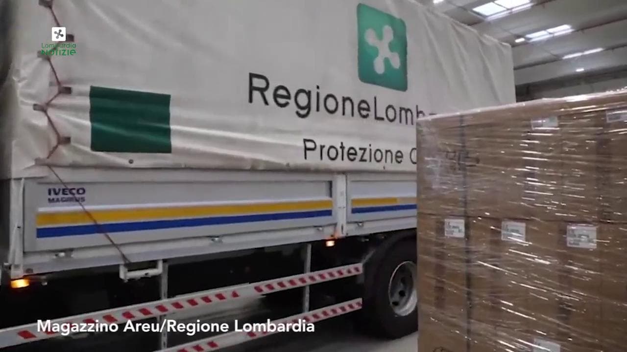 Coronavirus, Milano: nel magazzino di Areu dove vengono stoccate le mascherine gratuite