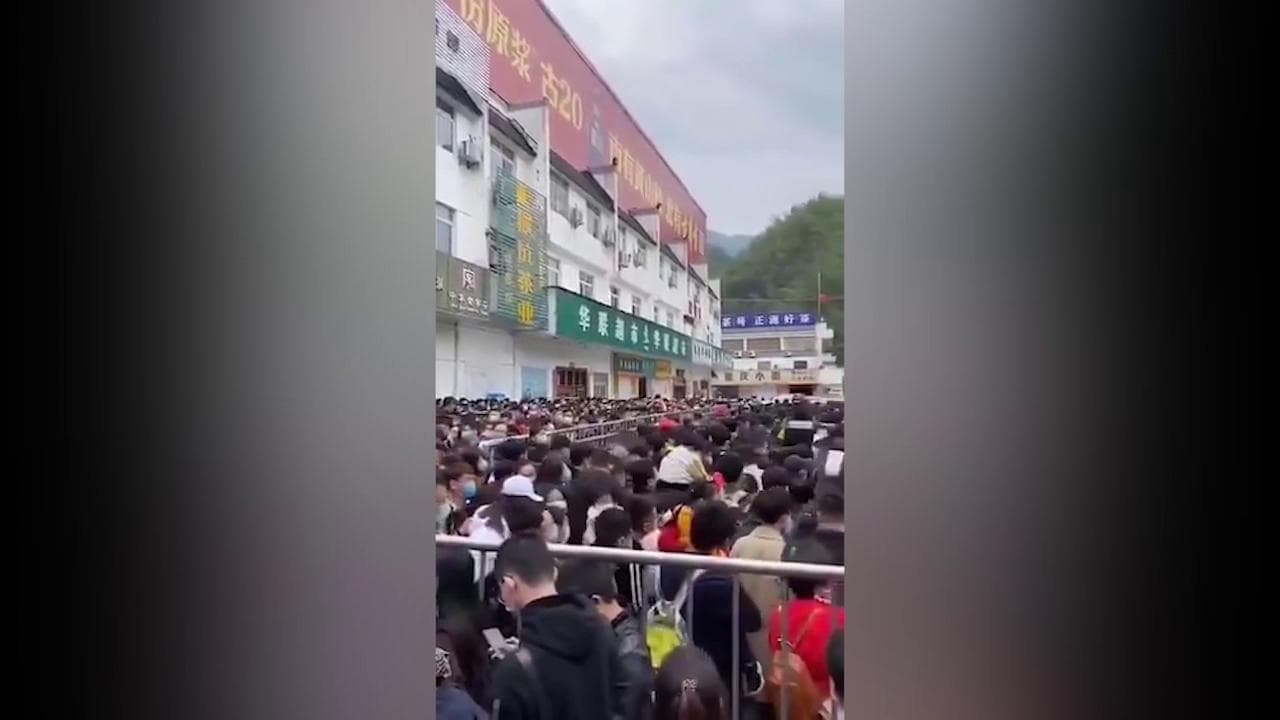 Cina, entrata gratis alle Montagne Gialle: in coda, stipate nelle transenne, 20mila persone