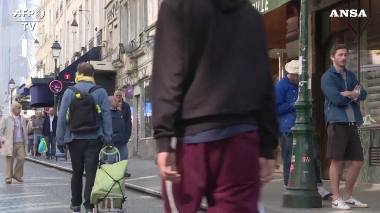 Coronavirus, passeggiate e spesa: a Parigi strade affollate e code davanti ai negozi
