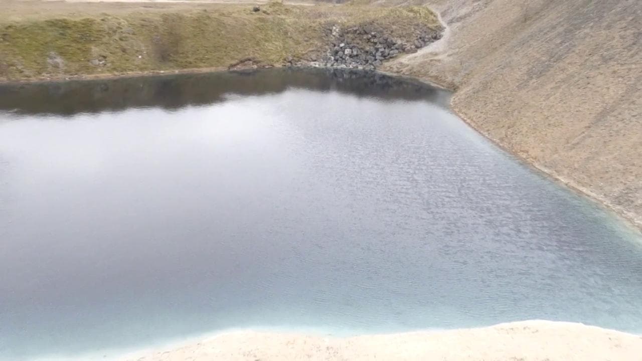 Coronavirus, l'acqua del lago è tinta di nero: il provvedimento per tenere alla larga i turisti