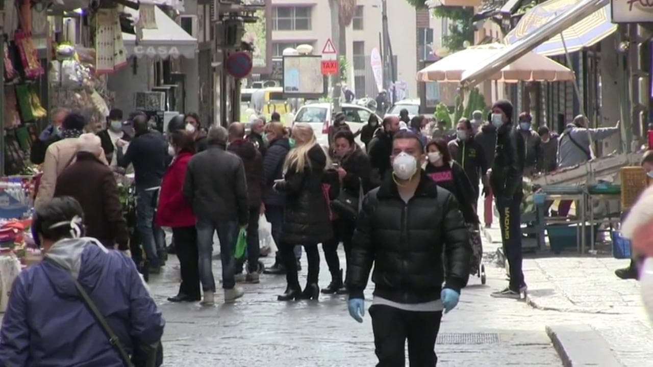 Coronavirus, a Napoli tanta gente in strada per la spesa del fine settimana