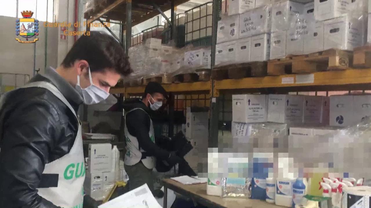 Coronavirus, sequestrati a Caserta oltre 9.000 litri di disinfettante liquido e 74mila panni monouso