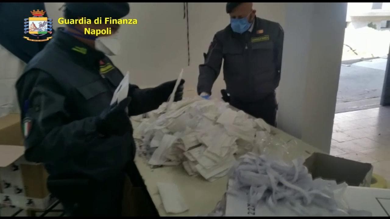 Coronavirus, sequestrata a Napoli una fabbrica abusiva: trovate 2000 mascherine non a norma