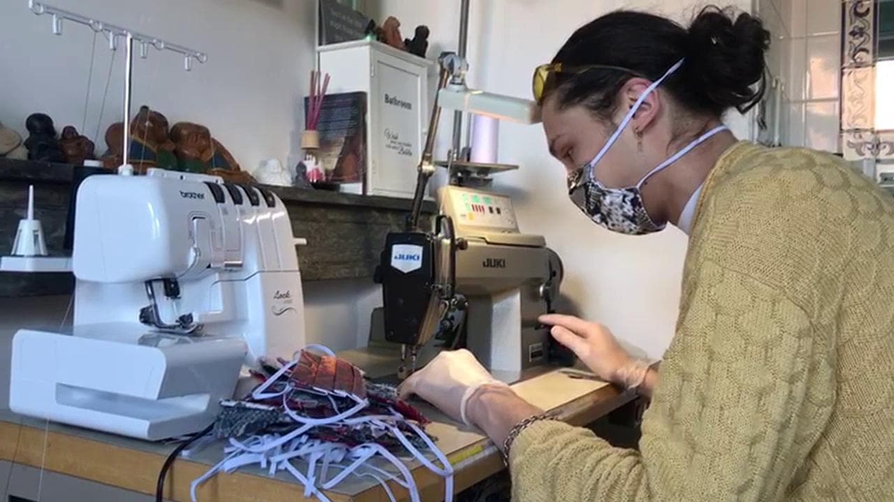 Coronavirus, lo studente di moda italiano che regala mascherine "pitonate" agli olandesi