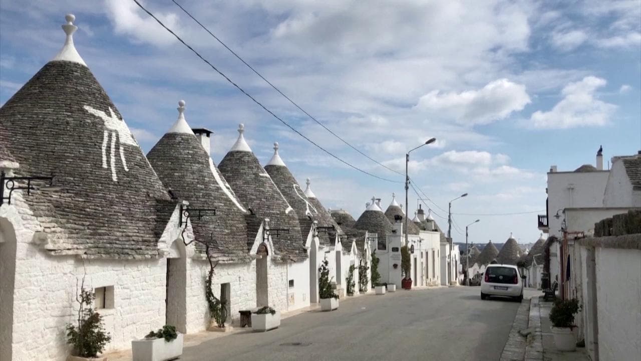 Coronavirus, ad Alberobello le vie sono deserte. Gli abitanti: "Mai visti i Trulli così"