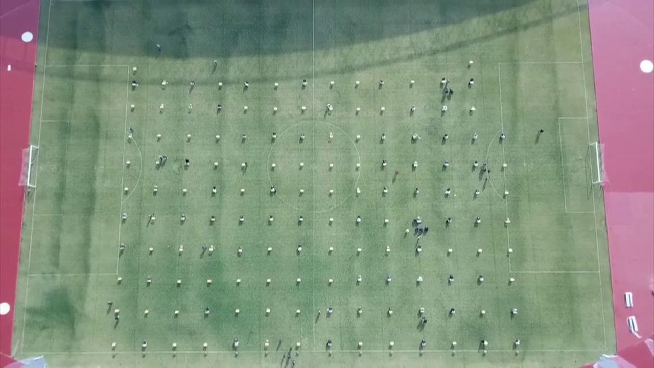 Coronavirus, in Corea del Sud il concorso pubblico è allo stadio: candidati a distanza sul campo da gioco