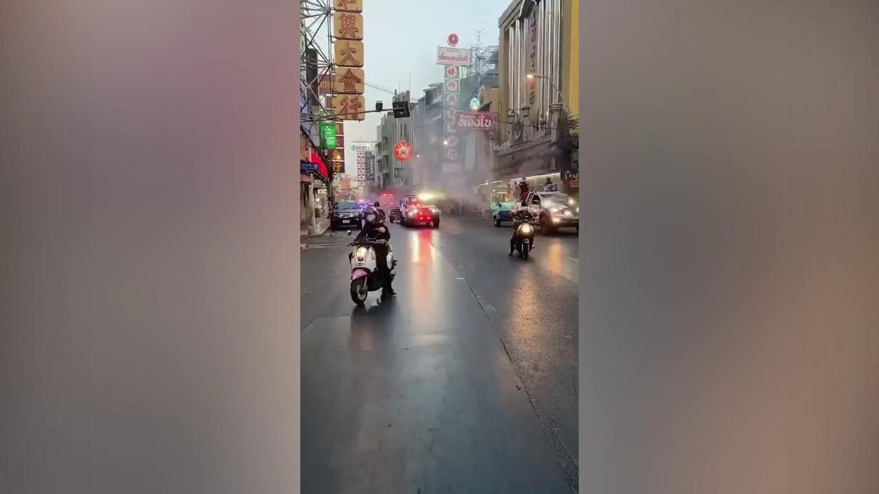 Coronavirus, si svuota anche la Thailandia: disinfettate le strade deserte di Bangkok
