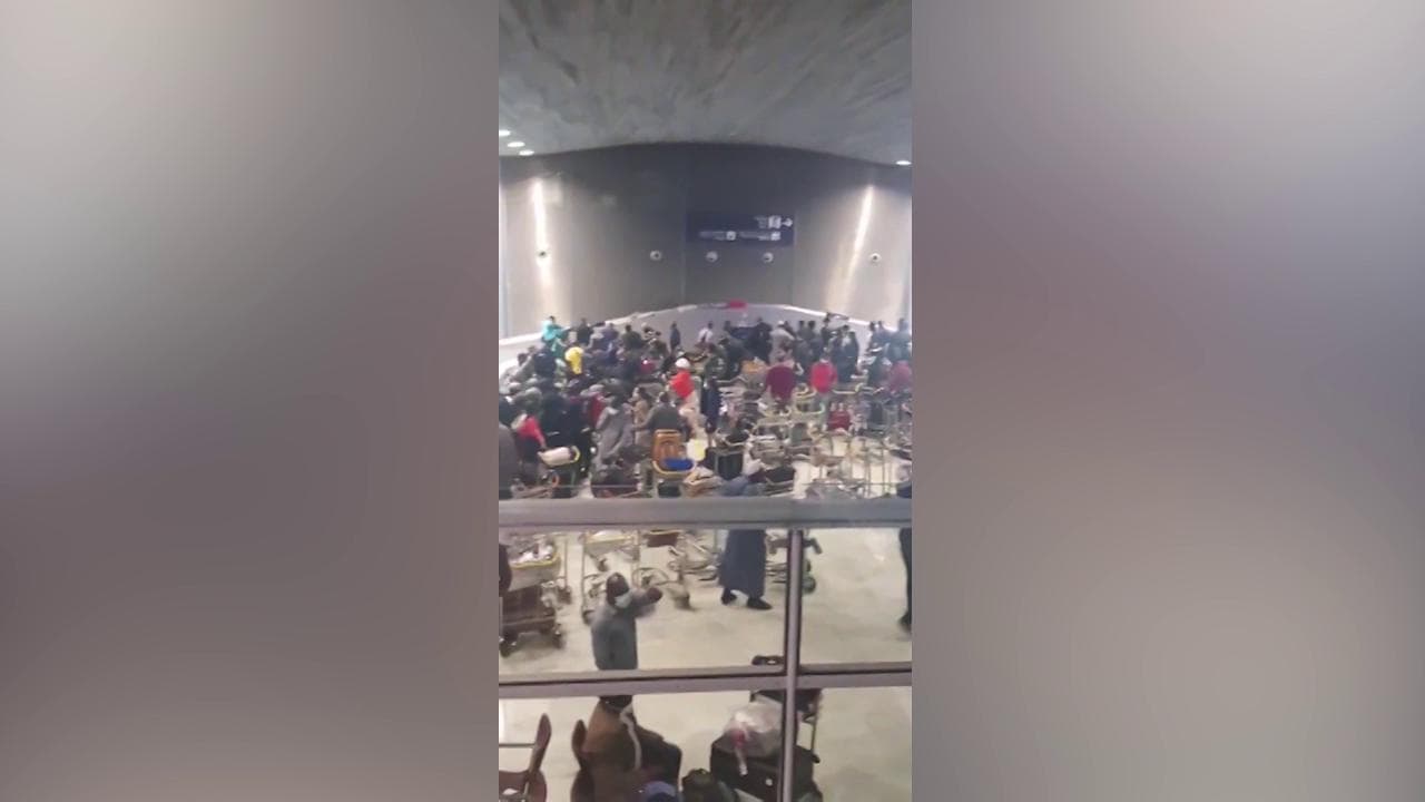 Coronavirus, Parigi: folla di passeggeri all'aeroporto Charles de Gaulle