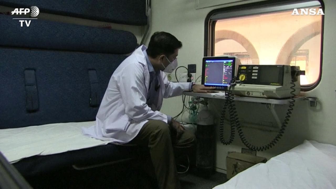 Coronavirus, aumentano i contagi in Pakistan: il treno si trasforma in ospedale