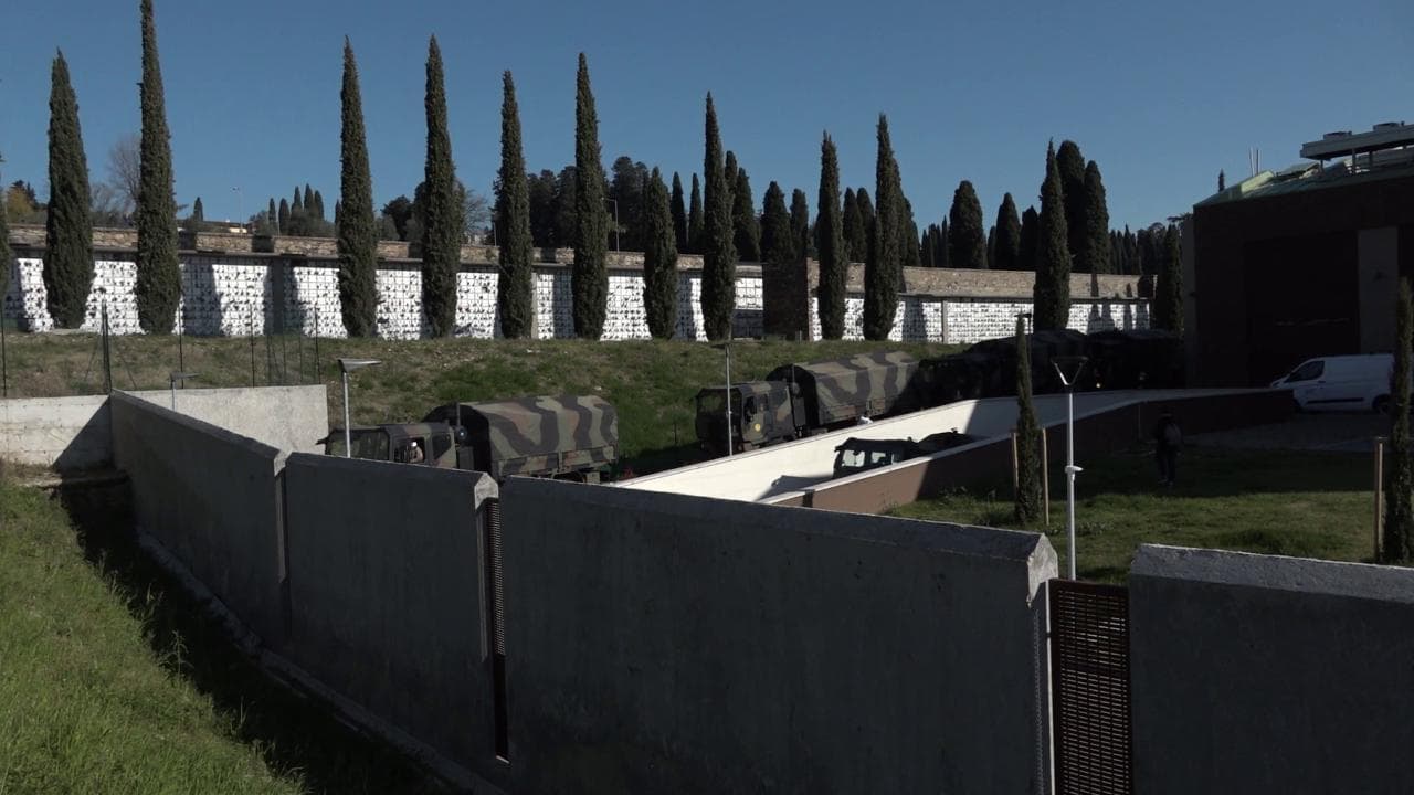 Coronavirus, Firenze: arrivate sui camion militari 50 salme da Bergamo