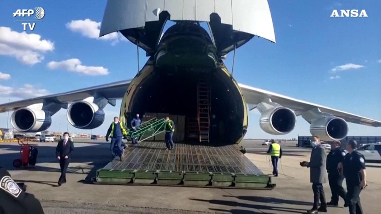 Coronavirus, Russia invia aiuti agli Usa: l'arrivo dell'aereo a New York