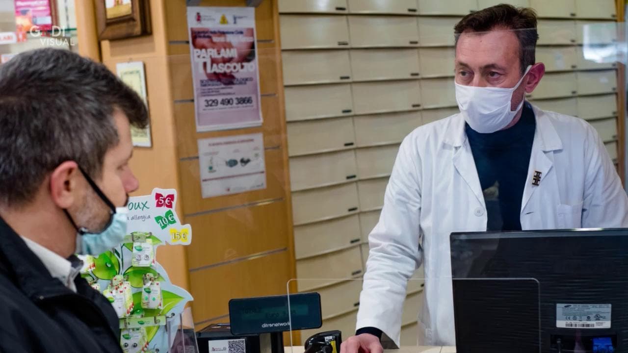 Coronavirus, un'epidemia di fake news: dai gargarismi con la candeggina alle bevande calde per non ammalarsi