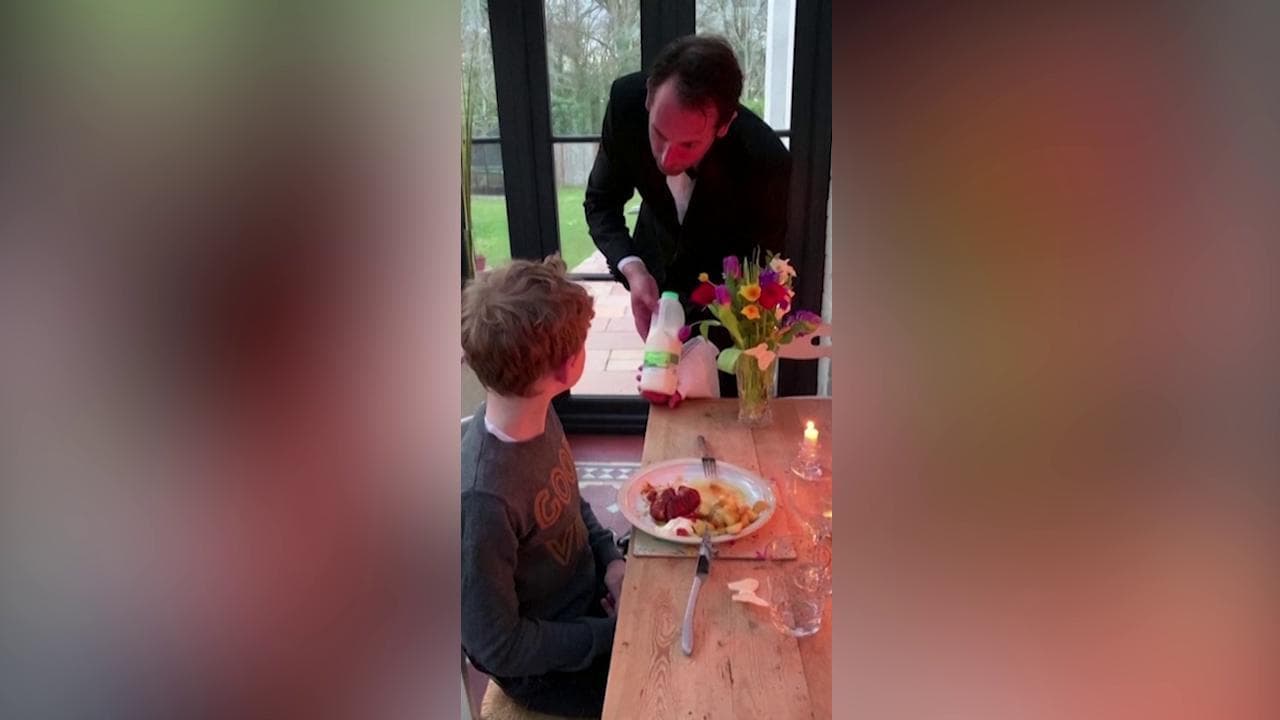 Coronavirus, papà si finge cameriere e organizza cena di gala per i bimbi: il video visto milioni di volte