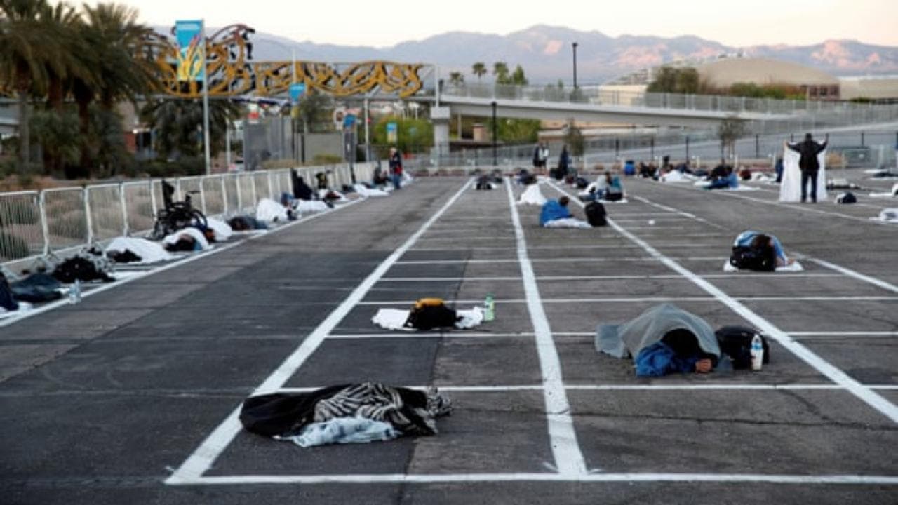 Coronavirus, a Las Vegas il parcheggio dello stadio è un ricovero per senzatetto