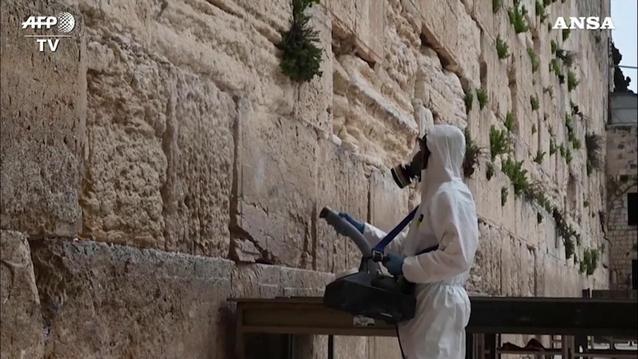Coronavirus, tute e mascherine: gli operatori disinfettano il Muro del pianto