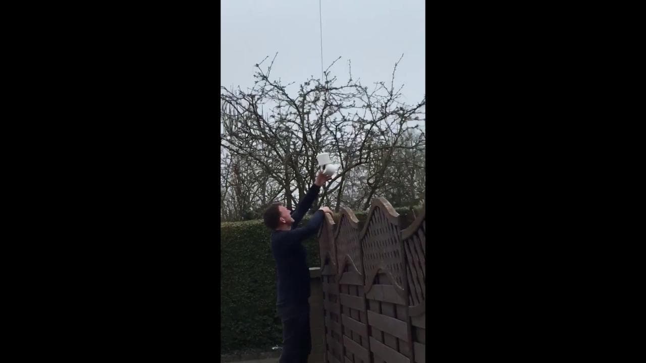 Coronavirus, nei negozi è finita la carta igienica: un amico gliela recapita a casa con il drone