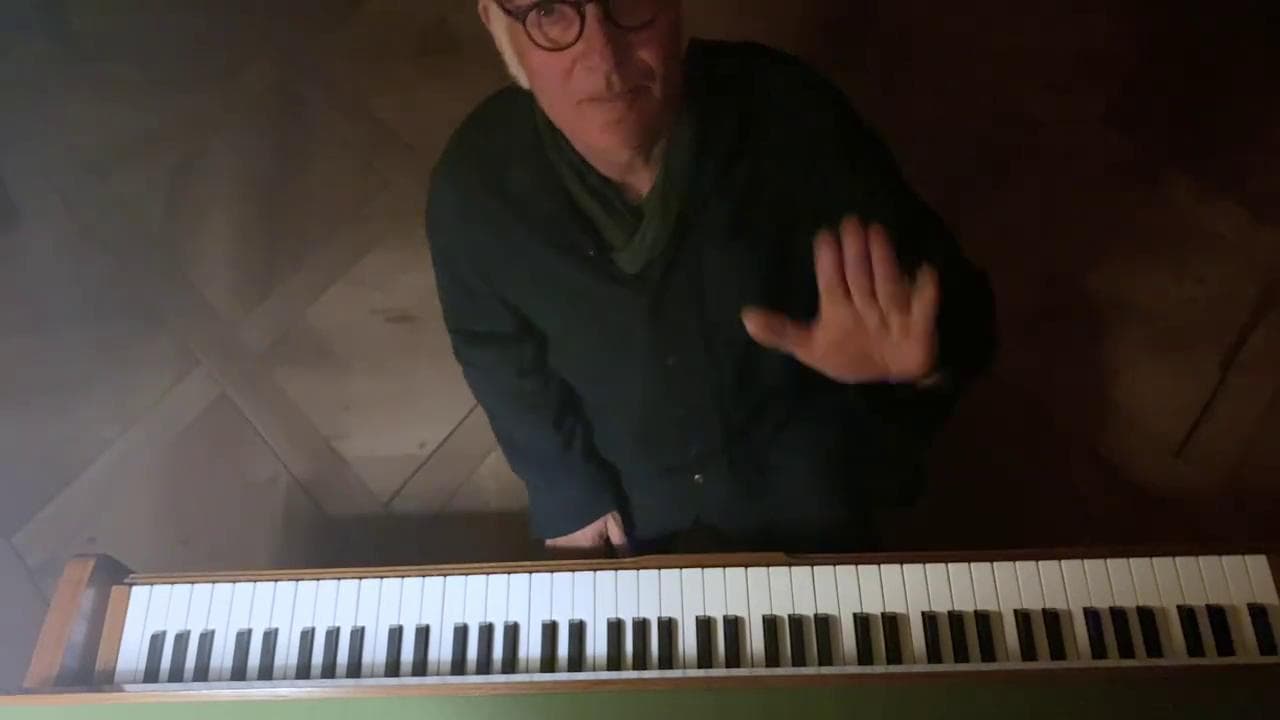 Coronavirus, Ludovico Einaudi suona il piano di casa: "Combattiamo insieme"