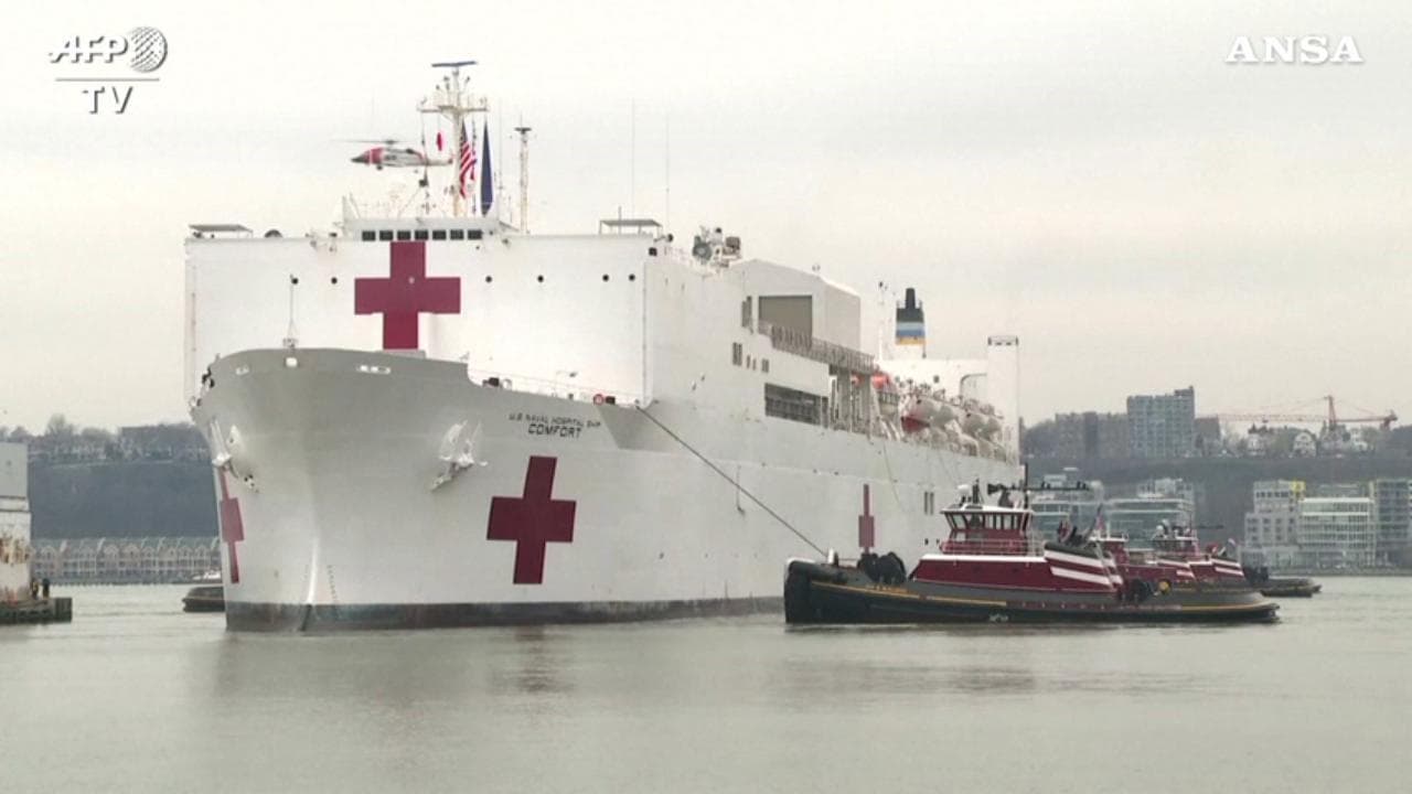 Coronavirus, arrivata a New York la nave ospedale Comfort: libererà 1000 posti letto