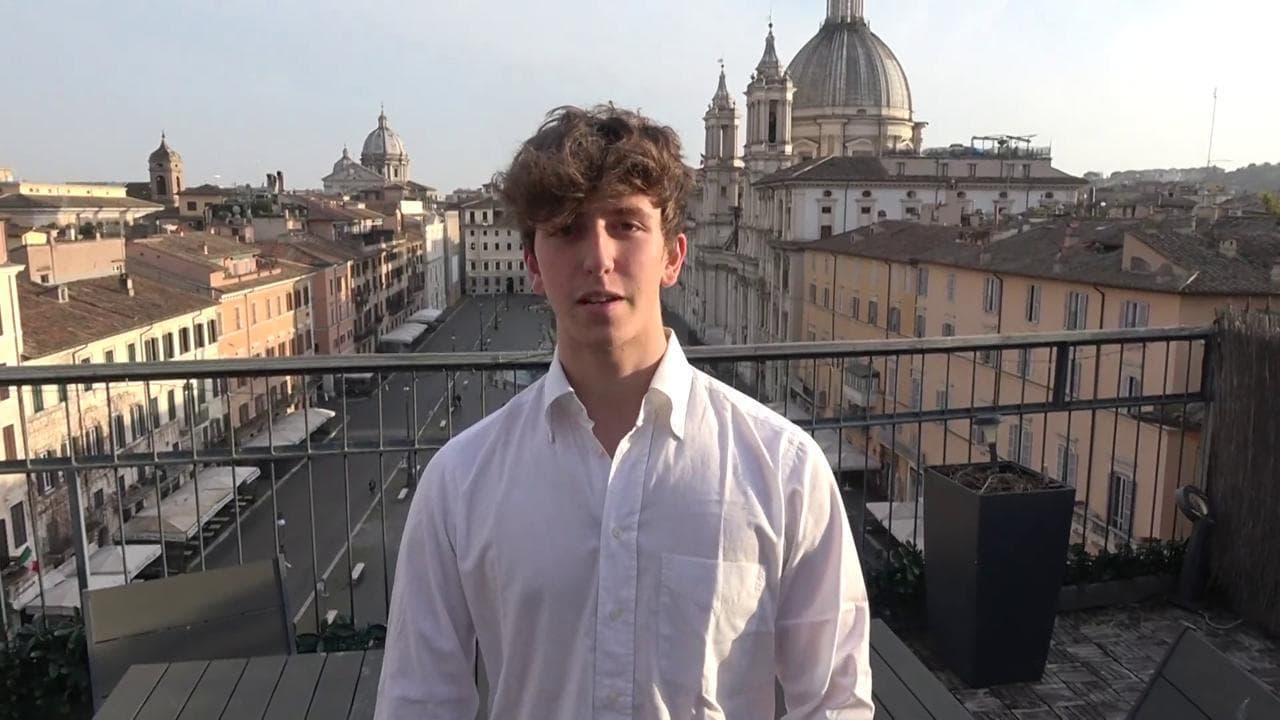 Coronavirus, il giovane che suona sopra Piazza Navona torna con Pino Daniele: "Fa più paura di una piazza piena"