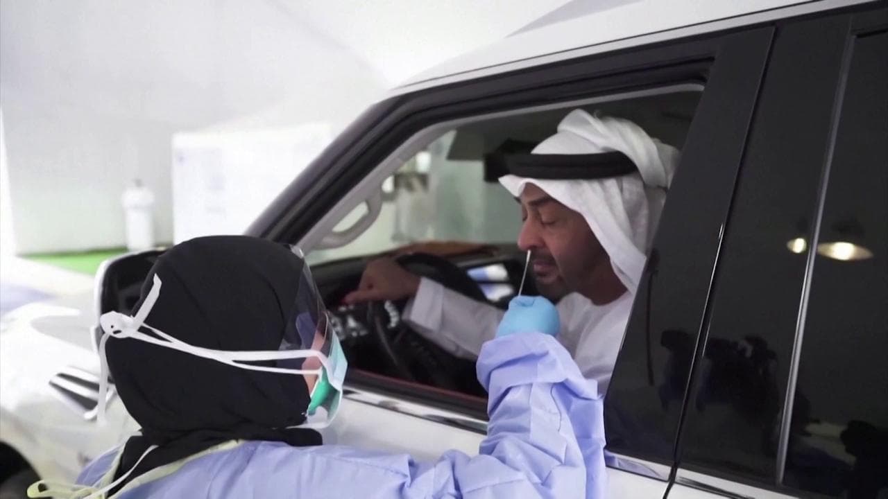 Coronavirus, il principe di Abu Dhabi si sottopone al tampone: il test si fa in automobile