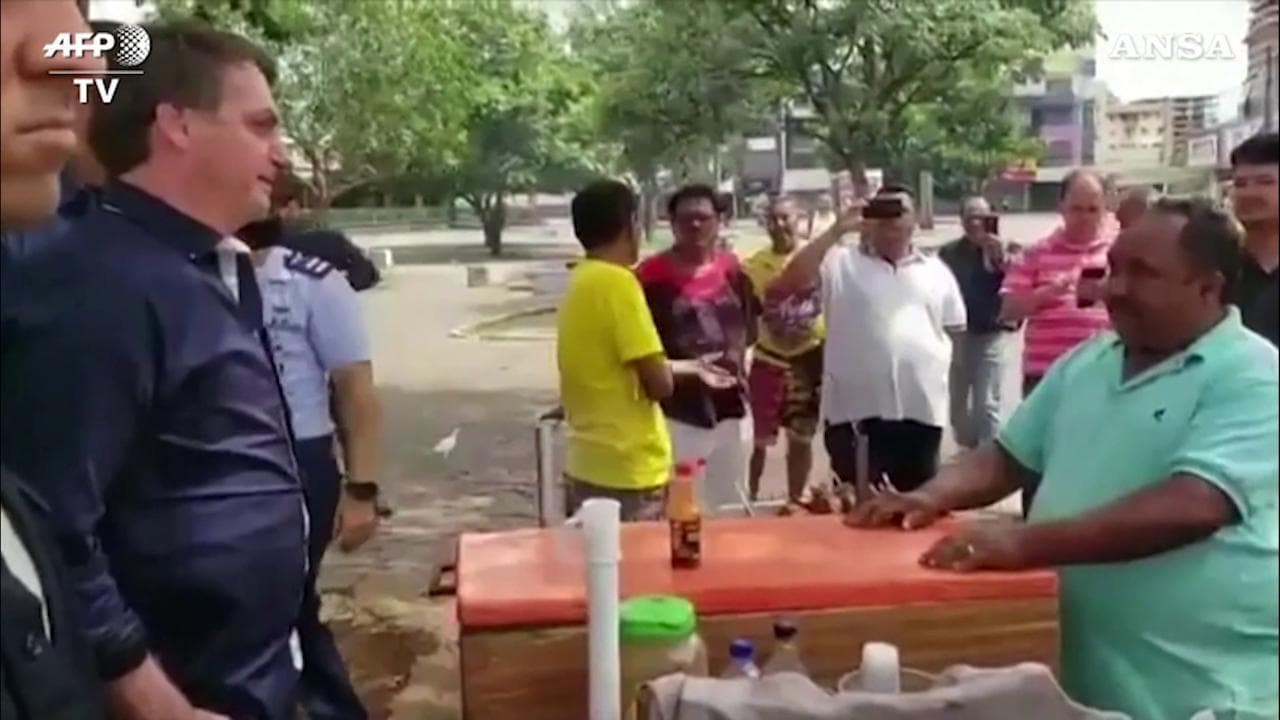 Brasile, Bolsonaro incurante del coronavirus incontra i suoi sostenitori
