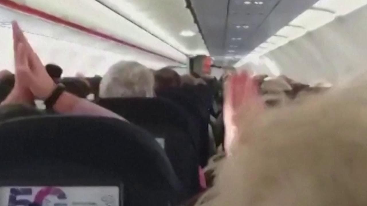 Coronavirus, il discorso della hostess EasyJet per l'ultimo volo prima dello stop