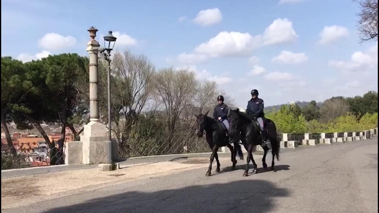 Coronavirus, Roma: Villa Borghese deserta vista in soggettiva dal cavallo della polizia