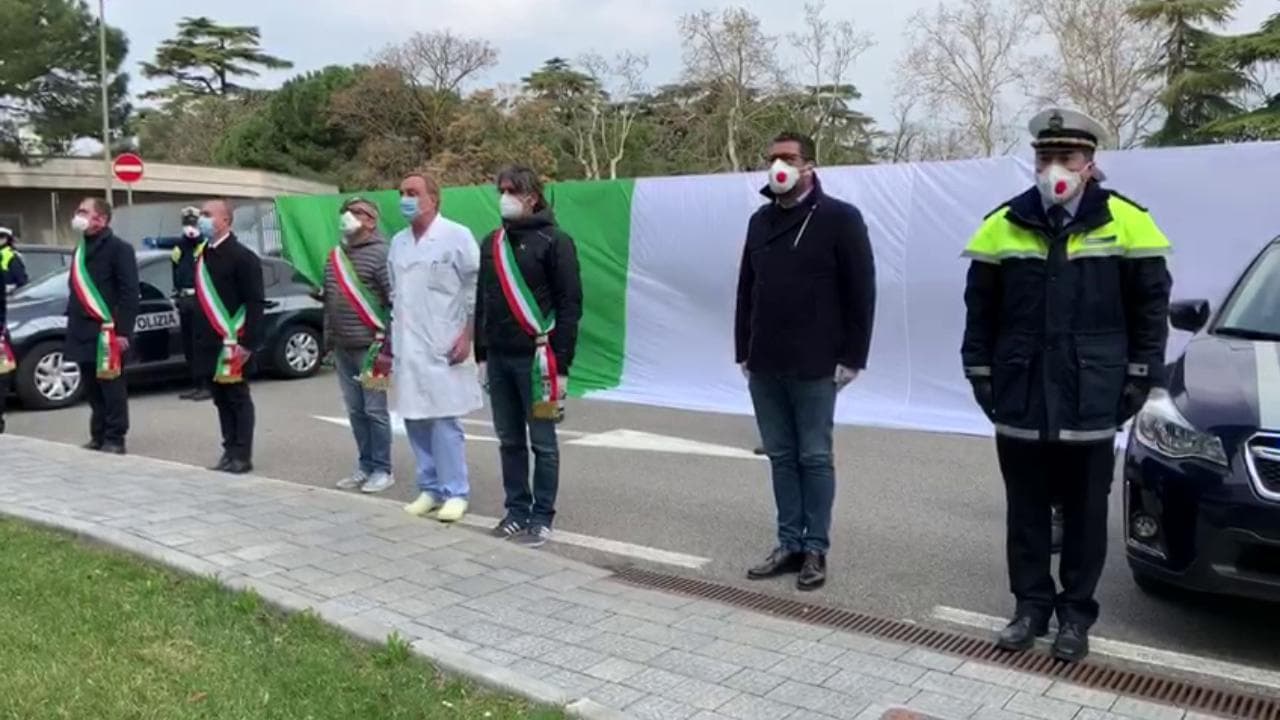 La Polizia Locale e il sindaco di Verona ringrazia medici e infermieri dell'ospedale di Borgo Roma