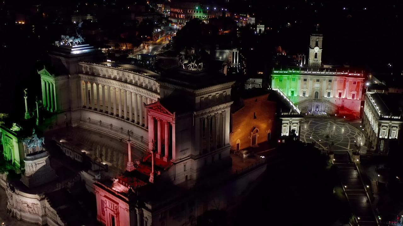 Coronavirus, la grande bellezza tricolore: Roma vista dal drone, di notte, eterna e deserta