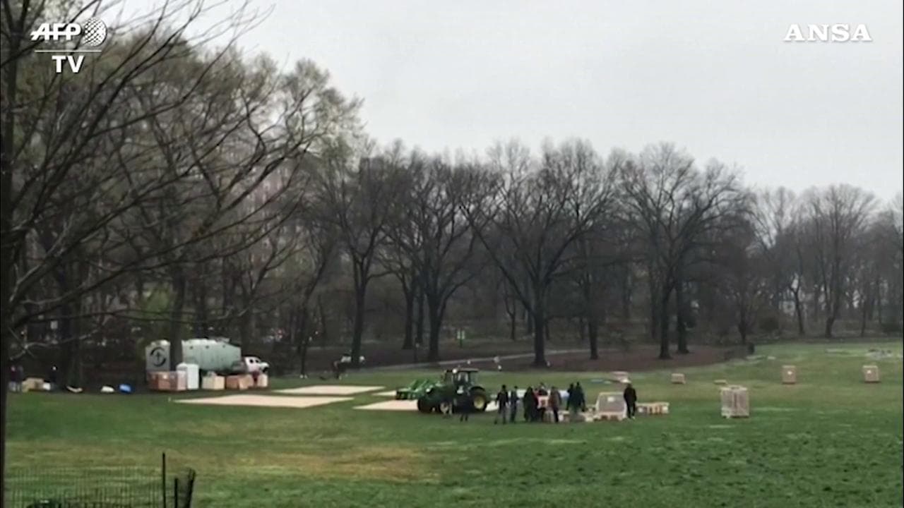 Coronavirus, un ospedale da campo a Central Park: allestito in poche ore nel cuore di New York