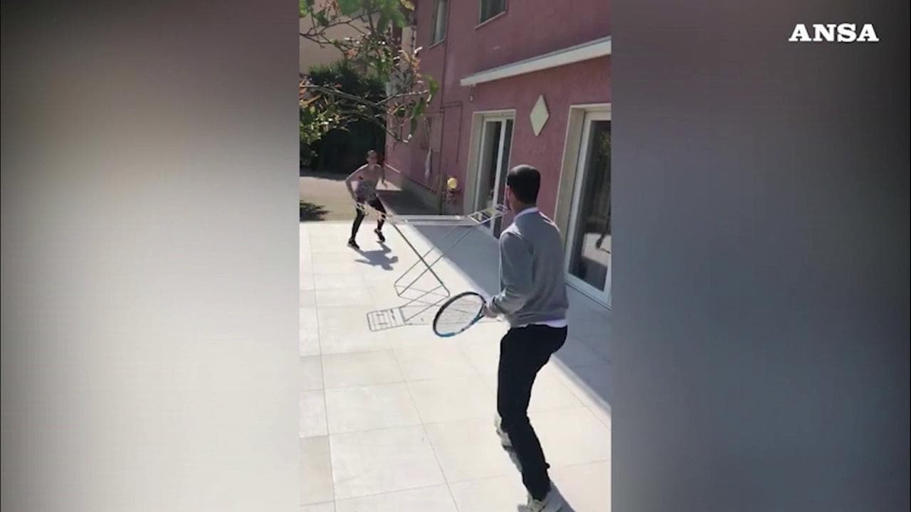 Coronavirus, Fognini sfida Pennetta: la rete da tennis è lo stendibiancheria