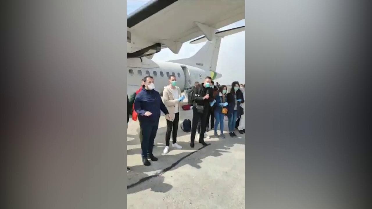 Coronavirus, a Verona atterrati i medici albanesi. Fontana: "Grazie per il vostro aiuto"