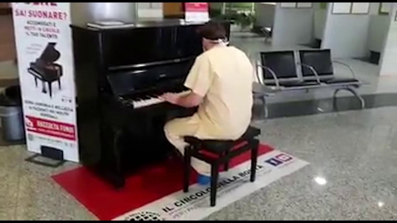 Varese, il medico pianista suona i Queen nella hall dell'ospedale: "Don't stop me now" è un successo