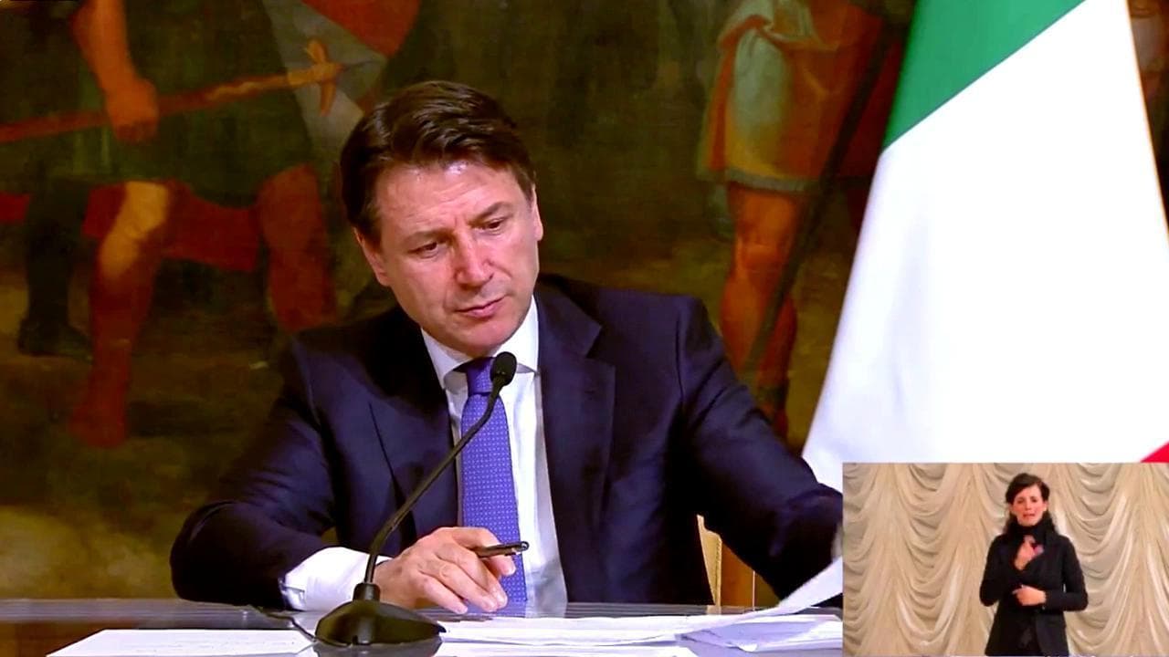 Conte "conduttore" della conferenza stampa e i social si scatenano