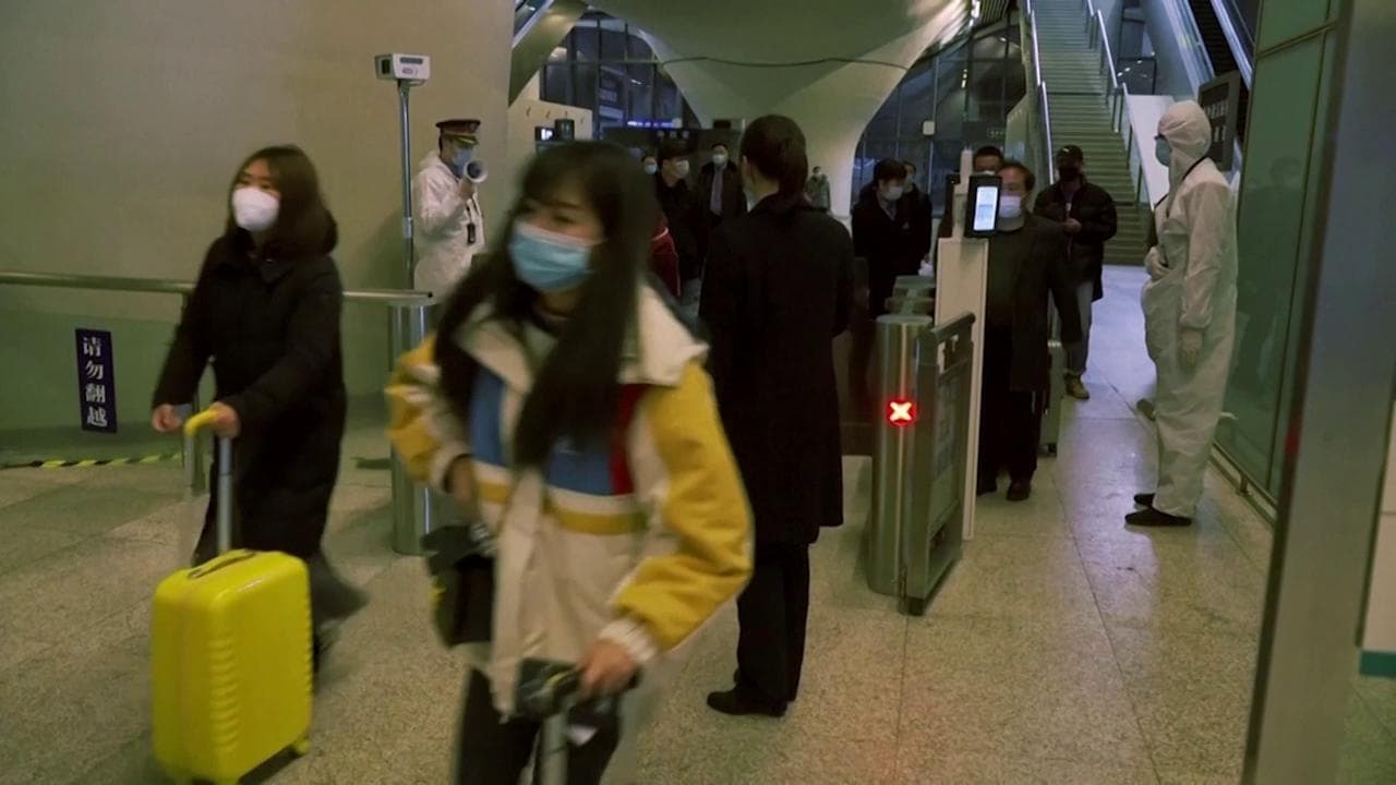Coronavirus, dopo il blocco a Wuhan torna la vita: aperta la stazione ferroviaria