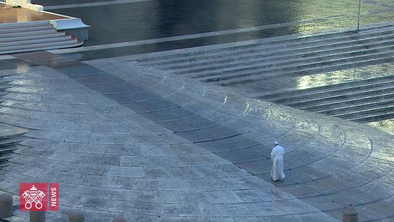 Coronavirus, papa Francesco da solo in piazza San Pietro: le immagini entrate nella storia