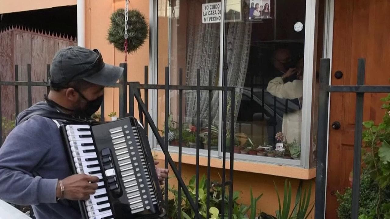 Coronavirus, i genitori sono isolati in casa: il figlio suona fisarmonica sotto la finestra per farli ballare