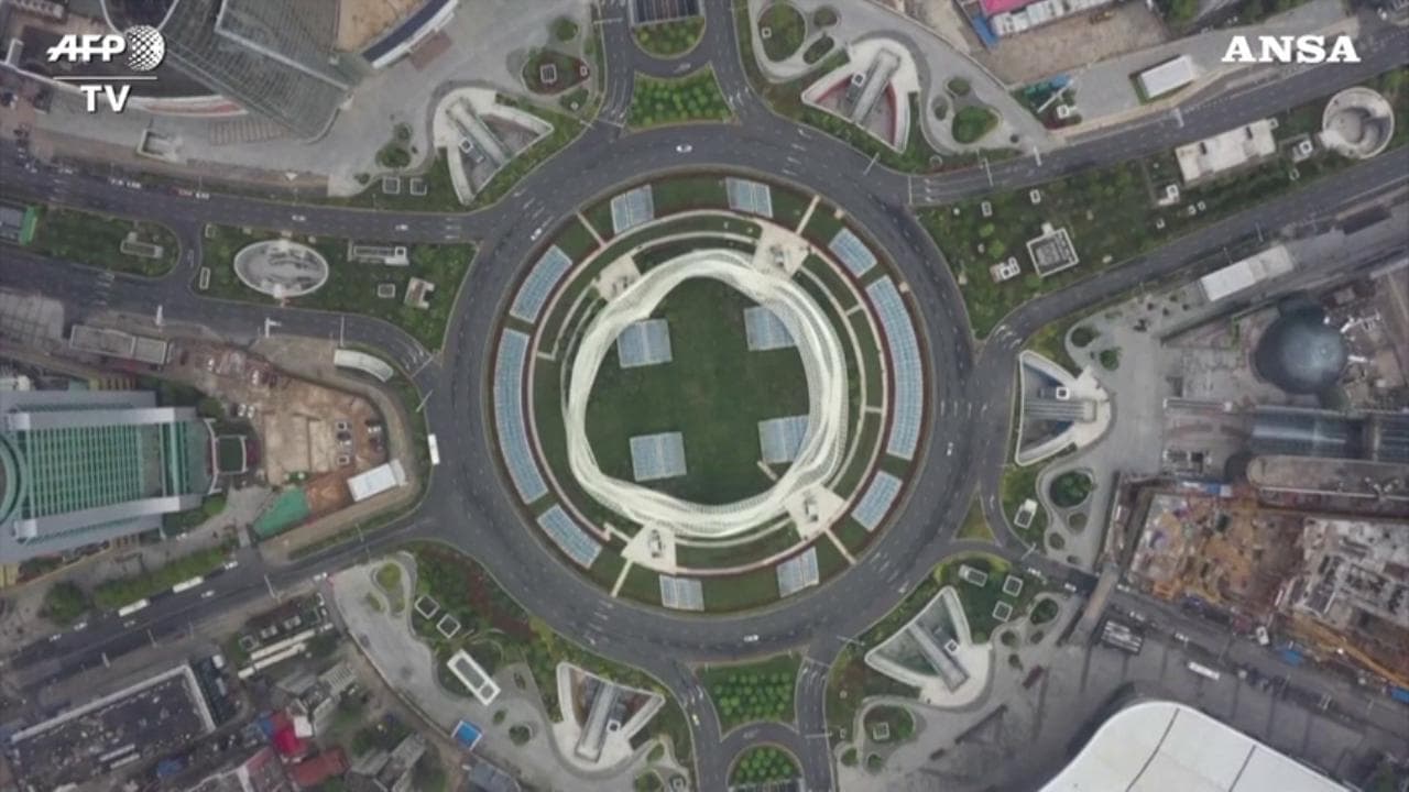 Coronavirus, a Wuhan torna a circolare qualche auto: le immagini dal drone