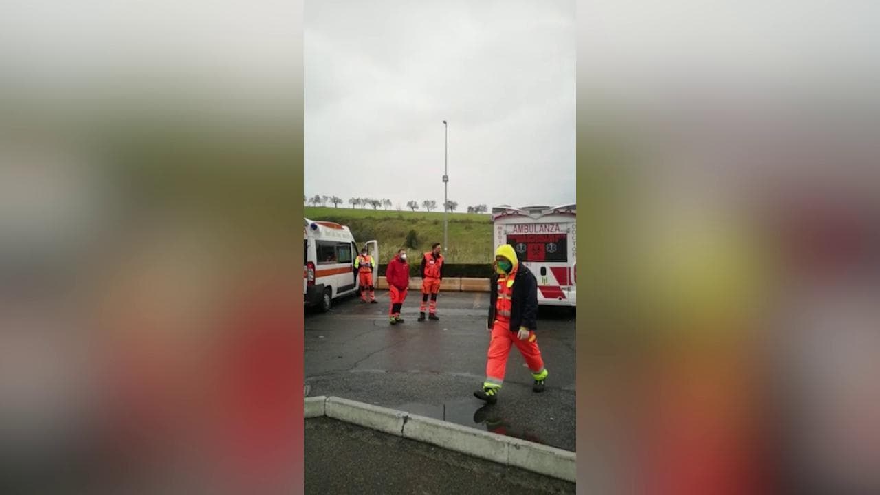 Coronavirus, ambulanze schierate al Gemelli di Roma: "Ma la situazione è sotto controllo"