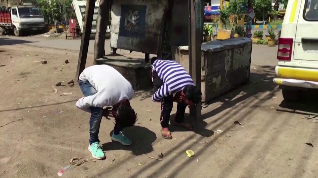 Coronavirus, flessioni e squat come punizione: le regole in India per chi esce senza permesso