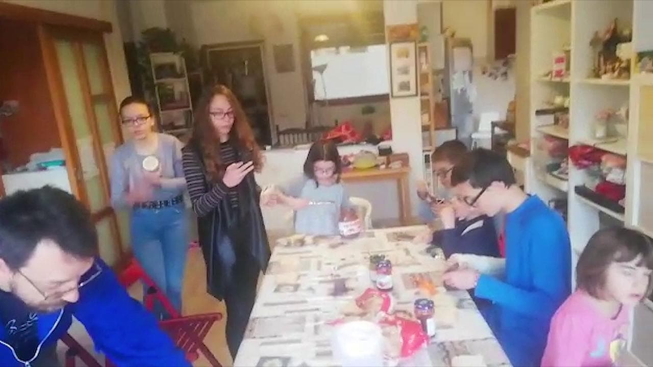 Coronavirus, quando i figli sono otto e devi restare in casa: la vita complicata di una famiglia (molto) numerosa