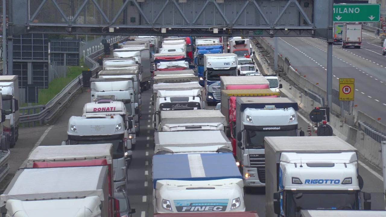 Coronavirus, autostrada A4: la polizia blocca l'intero traffico per controlli in direzione Venezia