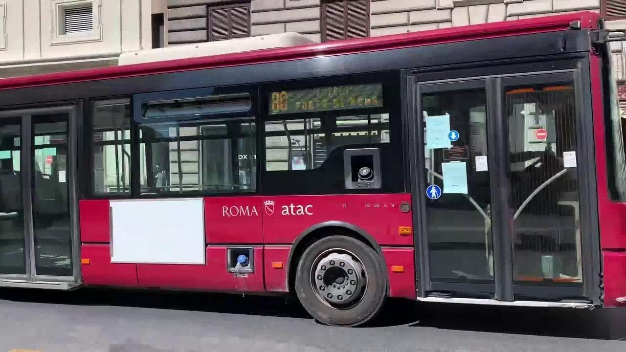 Coronavirus, a Roma gli autobus sono vuoti: viaggiano per la città ma senza passeggeri