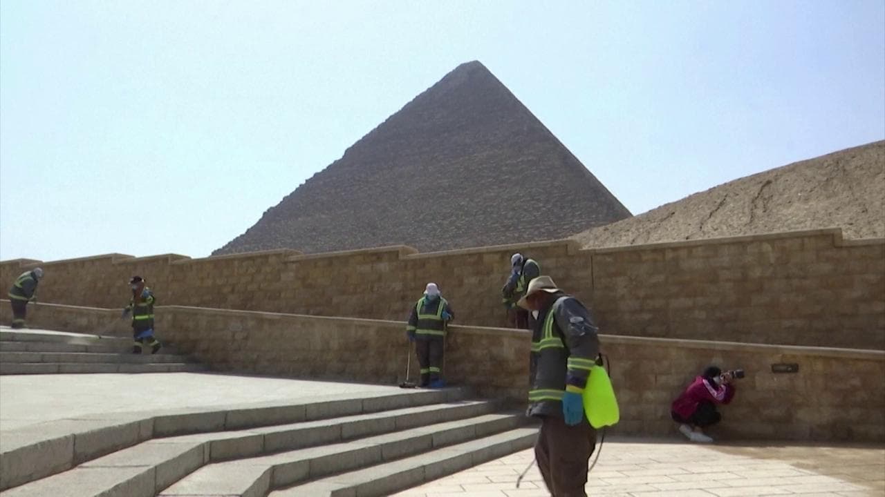 Coronavirus, Egitto: Piramidi di Giza sanificate, disinfettati gli ingressi all'area archeologica