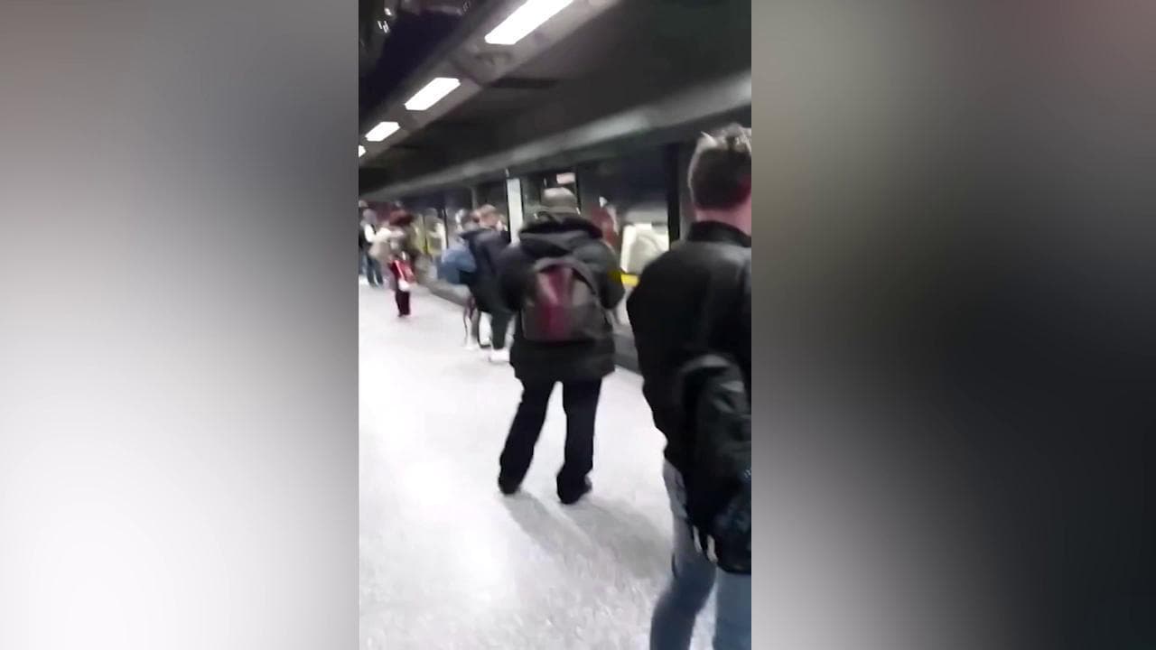 Coronavirus, a Londra metro affollata nonostante il lockdown