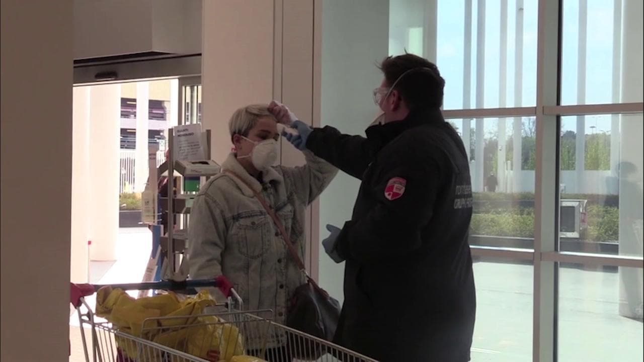 Coronavirus, Milano: al supermercato si entra dopo il controllo della temperatura