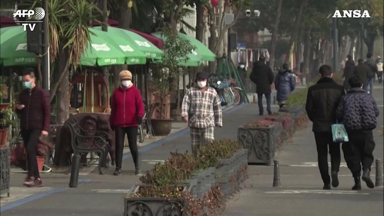Coronavirus, dopo due mesi la Cina rialza la testa: nell'Hubei la gente torna in strada